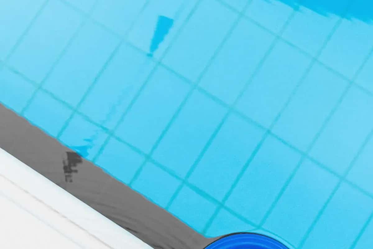 Dosificador flotante en una piscina