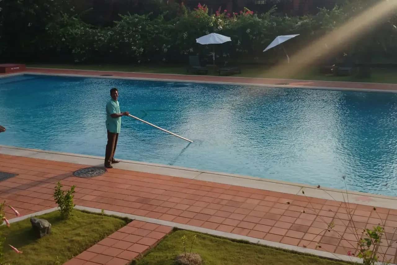 Limpiando una piscina con el recogehojas
