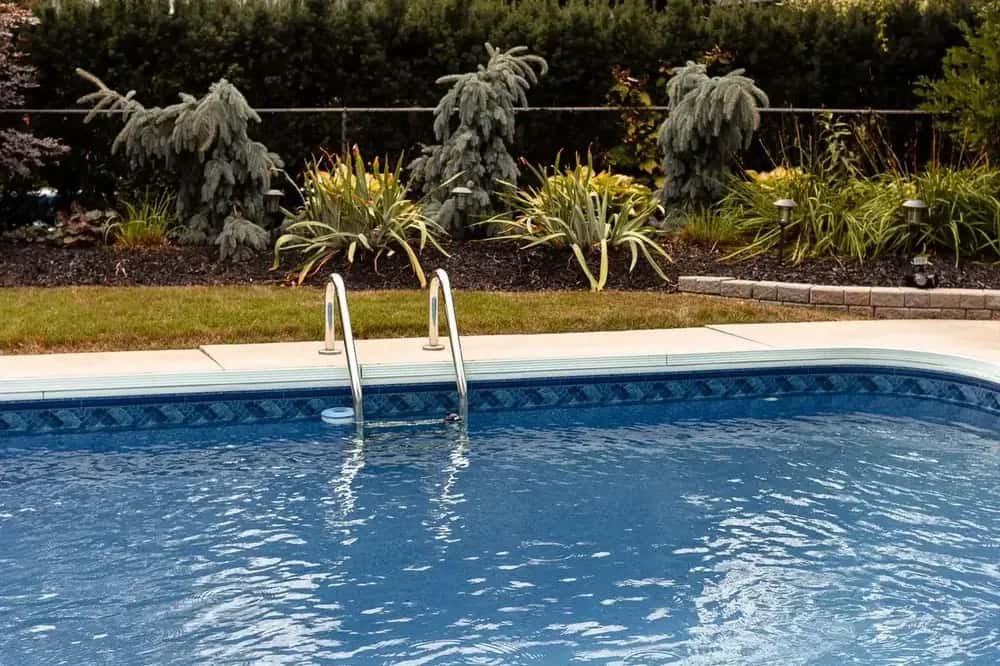 Piscina en un jardín