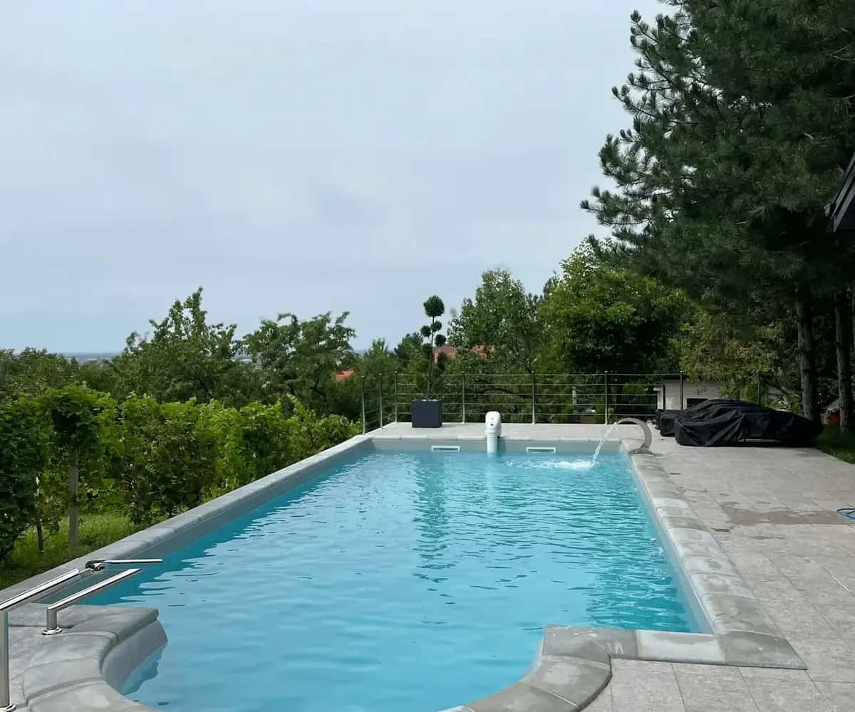 Piscina entre árboles