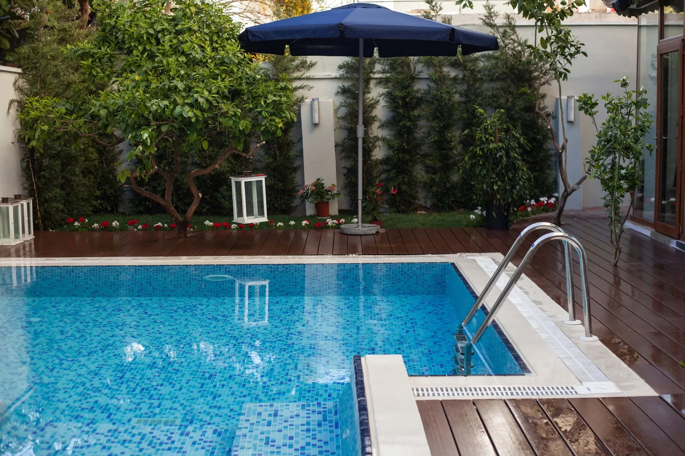 Piscina con escalera de acero
