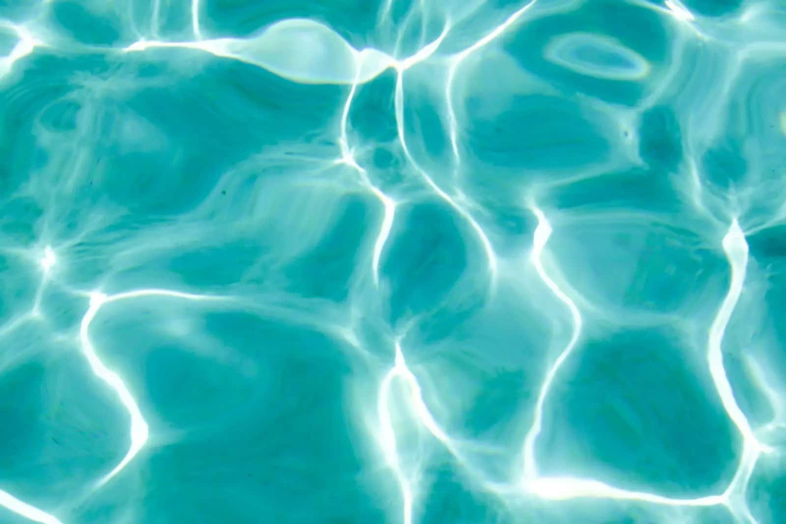 Agua transparente de una piscina