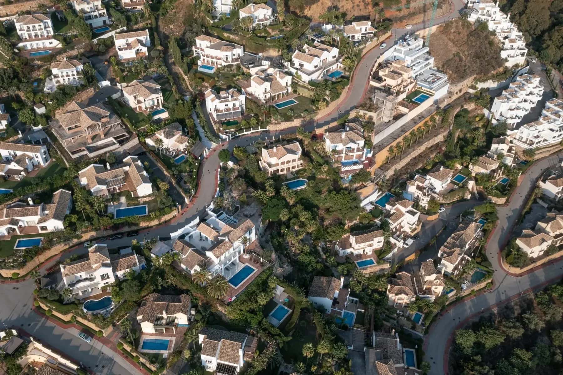Casas con piscina vistas desde el aire